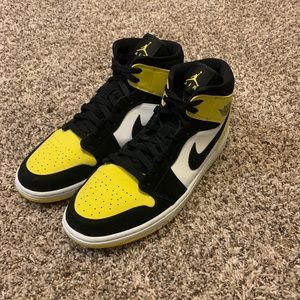 Air Jordan Retro 1 Mid “Yellow Toe”